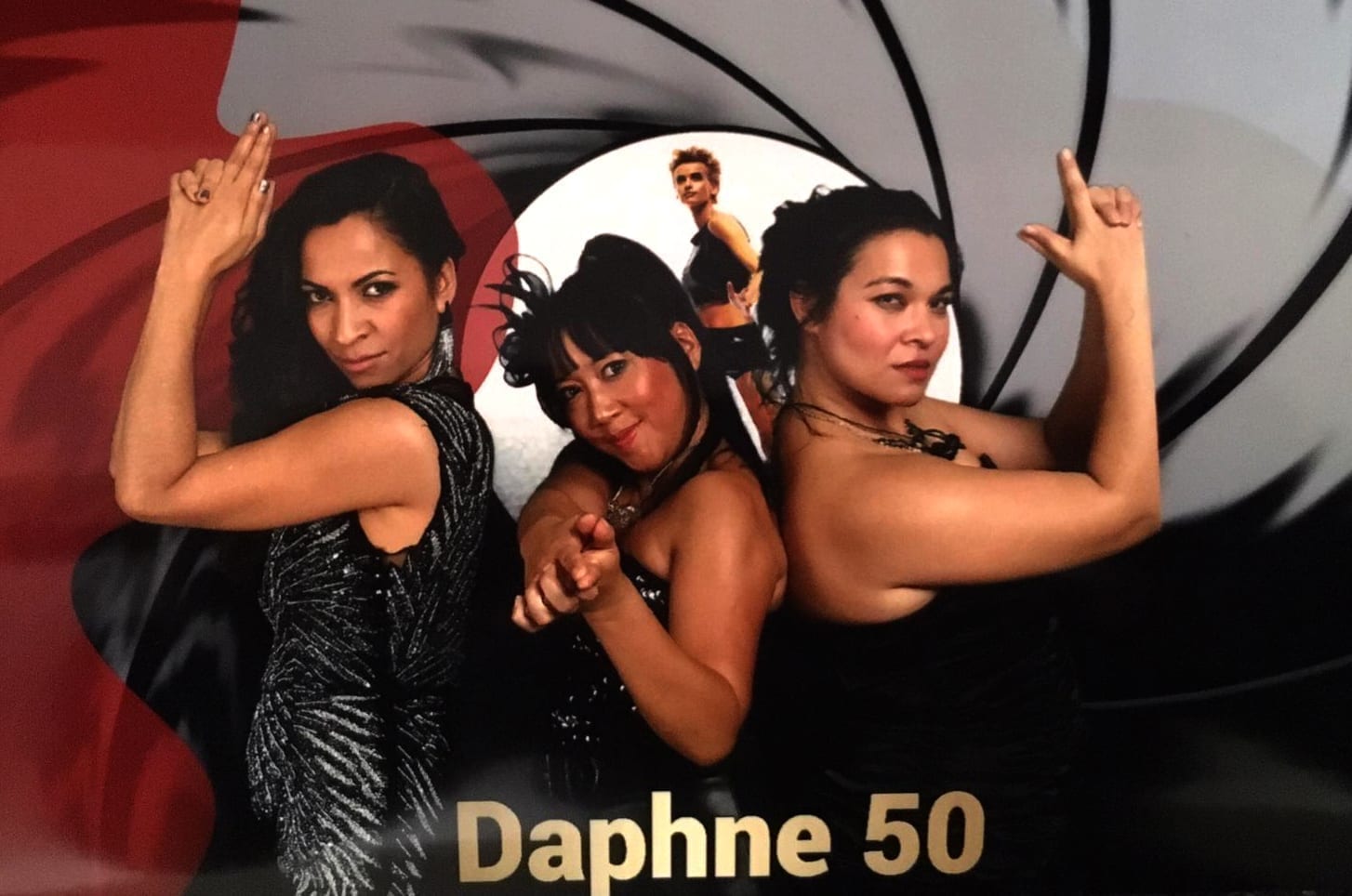 Daphne Deckers viert in James Bond stijl haar verjaardag met Boston Tea Party | feestband.com