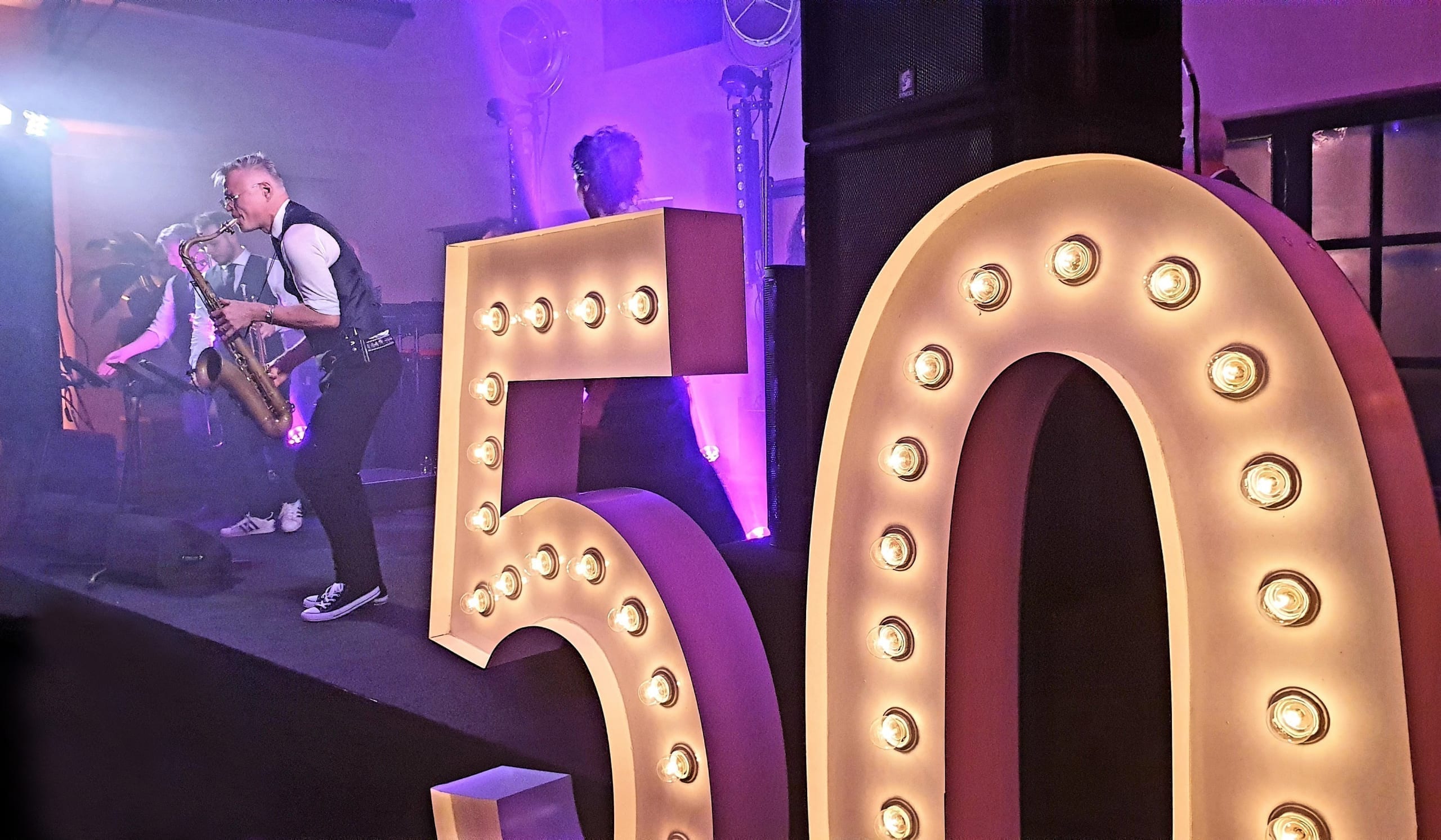 Daphne Deckers viert in James Bond stijl haar verjaardag met Boston Tea Party | feestband.com