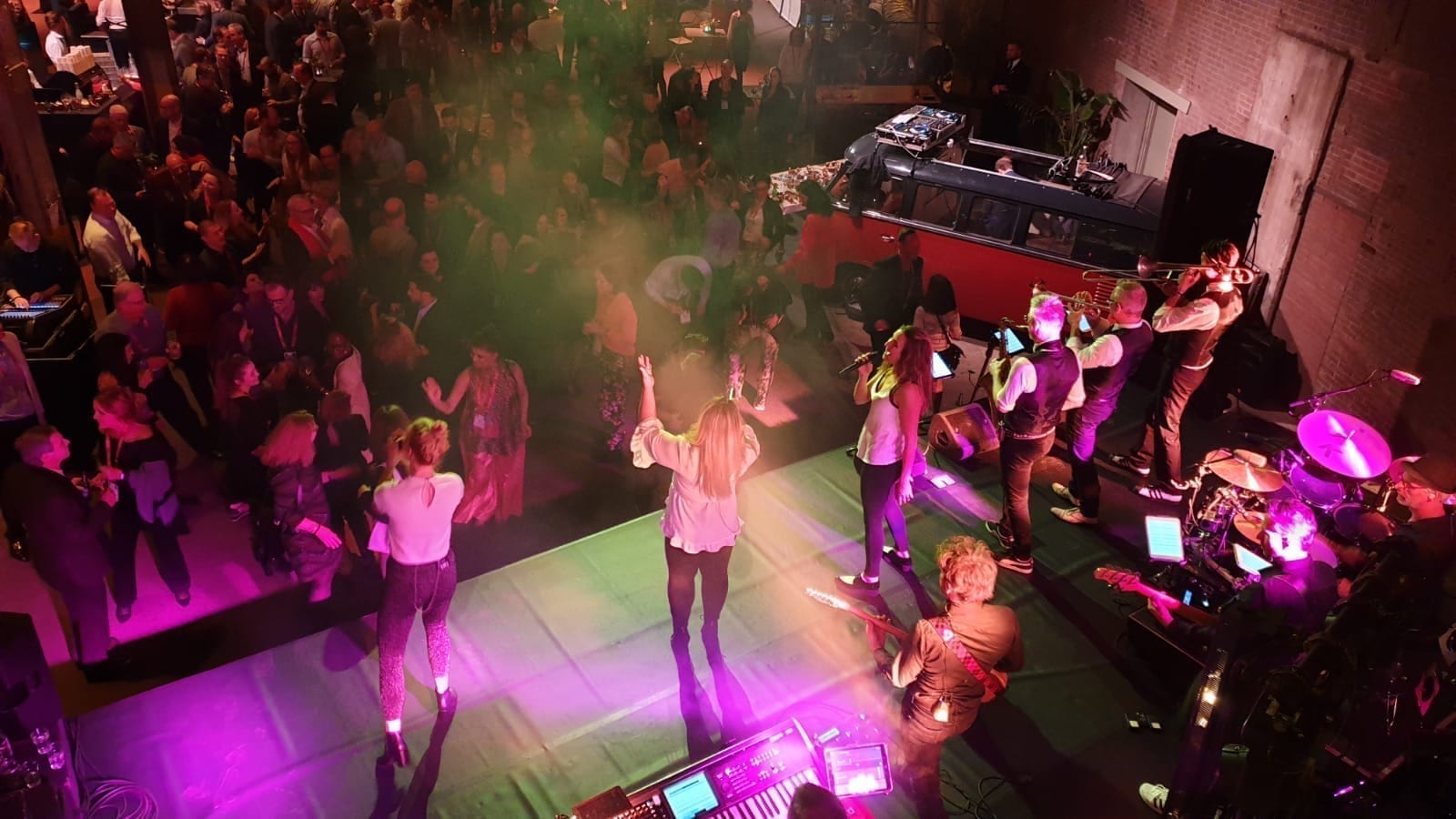 SugarCity stralend middelpunt internationaal feest FIDI met optreden Boston Tea Party | feestband.com